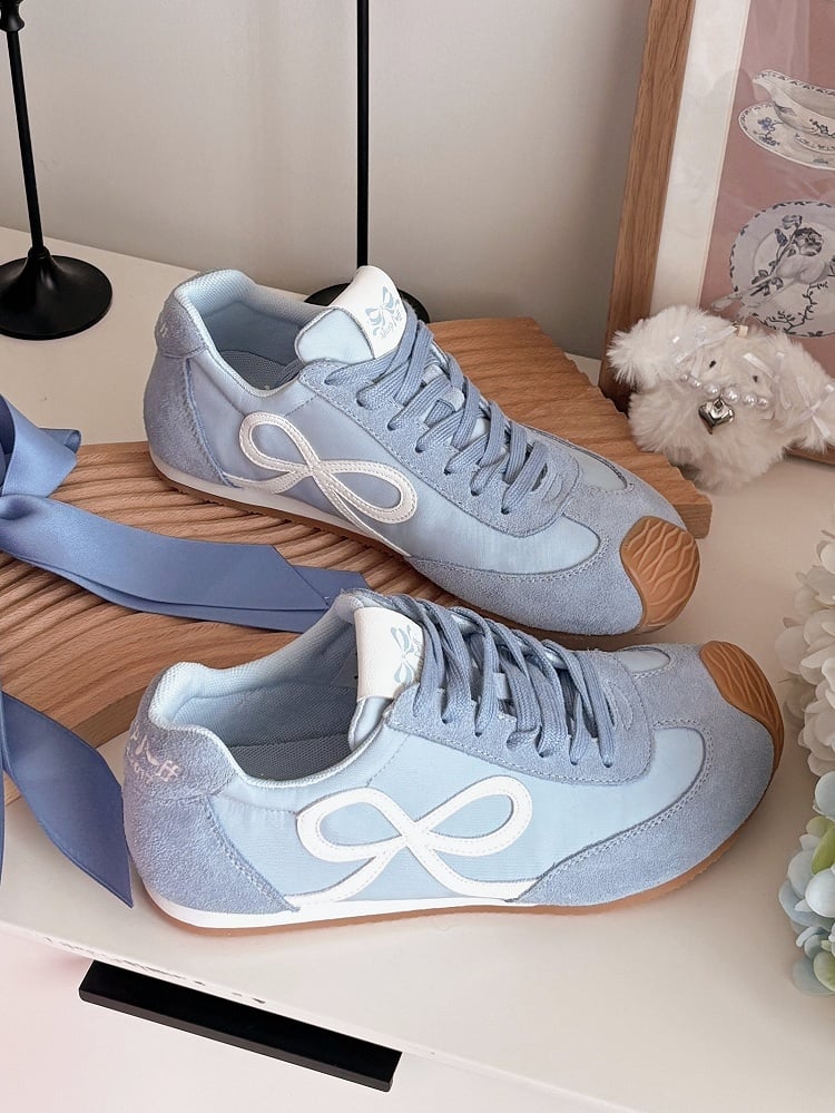Blaue Schnürschuhe mit Schleife und Schnürsenkeln