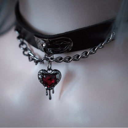 Roter Strass Herzförmiger Choker PU Anhänger Schwarz