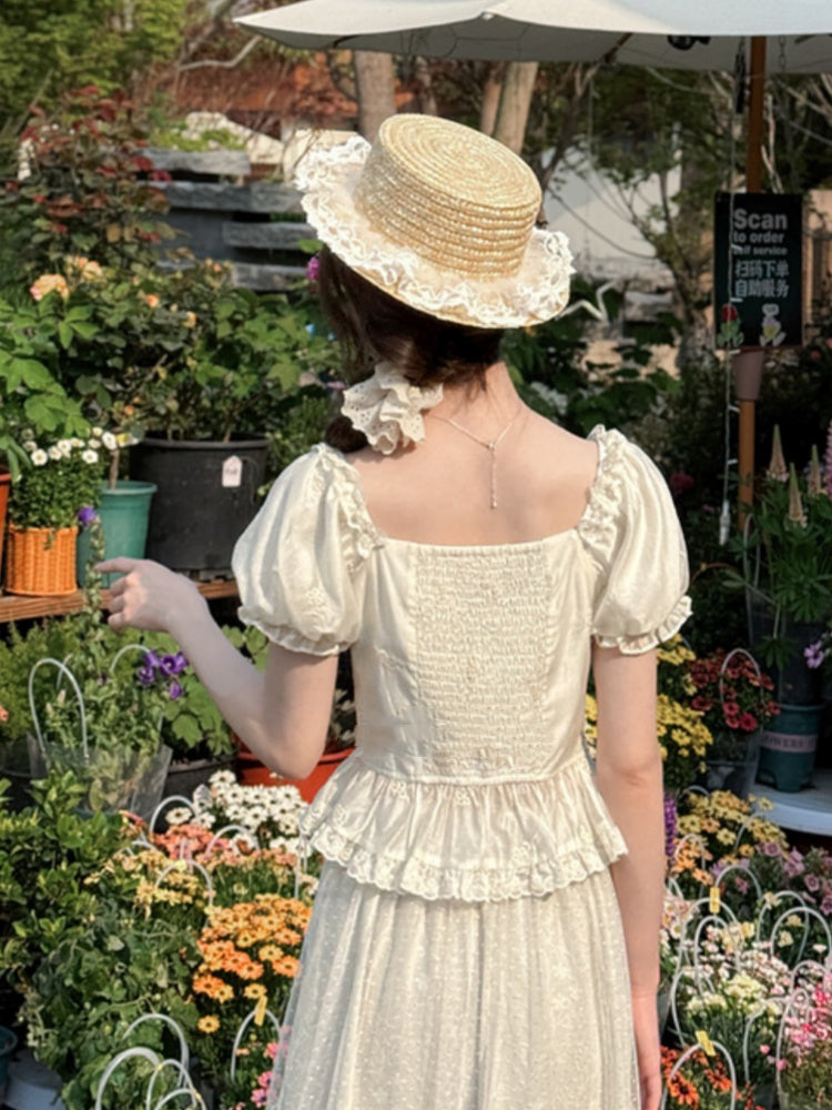 Beige quadratische Rüschenbluse mit Ausschnitt, Puffärmeln, Lilienstickerei und Spitze