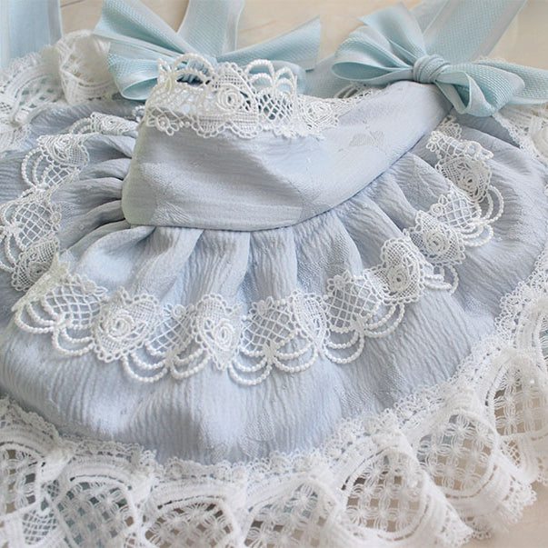 Bonnet bleu avec nœud papillon et bordure en dentelle décorée de perles et de neige