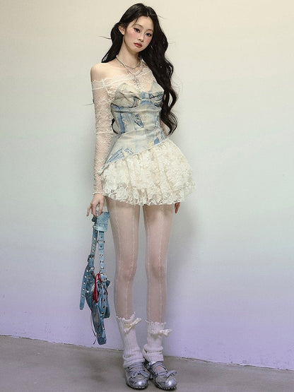 Mini-robe en denim bleu à encolure asymétrique et patchwork de dentelle