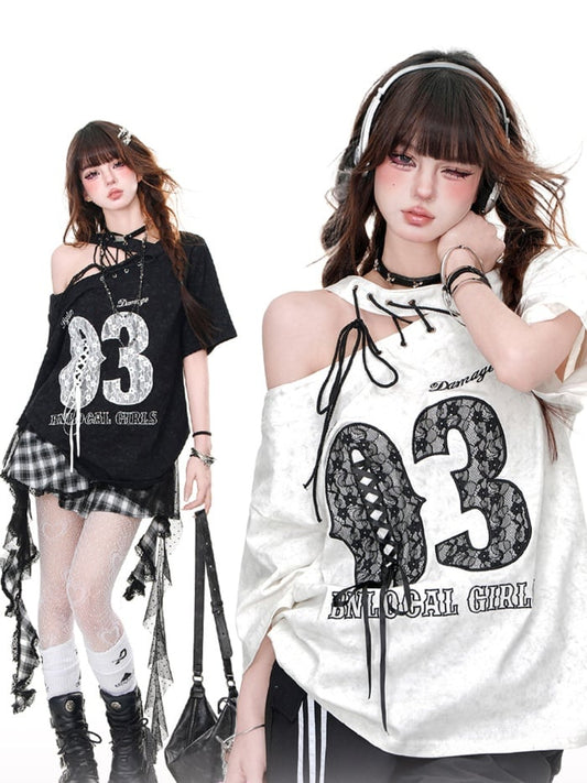 Schwarz/weißes T-Shirt mit Cut-Out-Schulter und Buchstaben-Schnürung an der Schulter