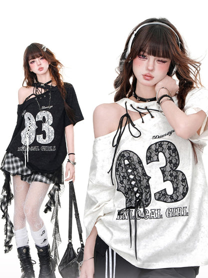 Schnürung Schwarz/Weiß Cutout Schulter Brief Stickerei T-Shirt Schulter Detail bei