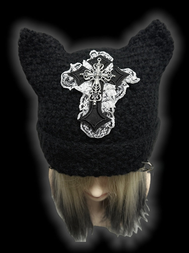 Bonnet en tricot punk avec oreilles de chat noires et patch croisé
