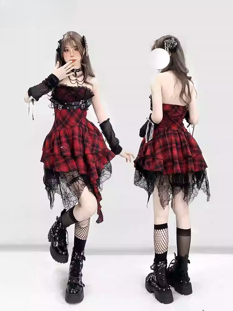 Robe punk glamour sans bretelles à carreaux rouges et ourlet mouchoir avec boucles