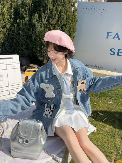 Jeansjacke im Used-Look mit abnehmbaren Welpenbroschen in verblasstem Blau
