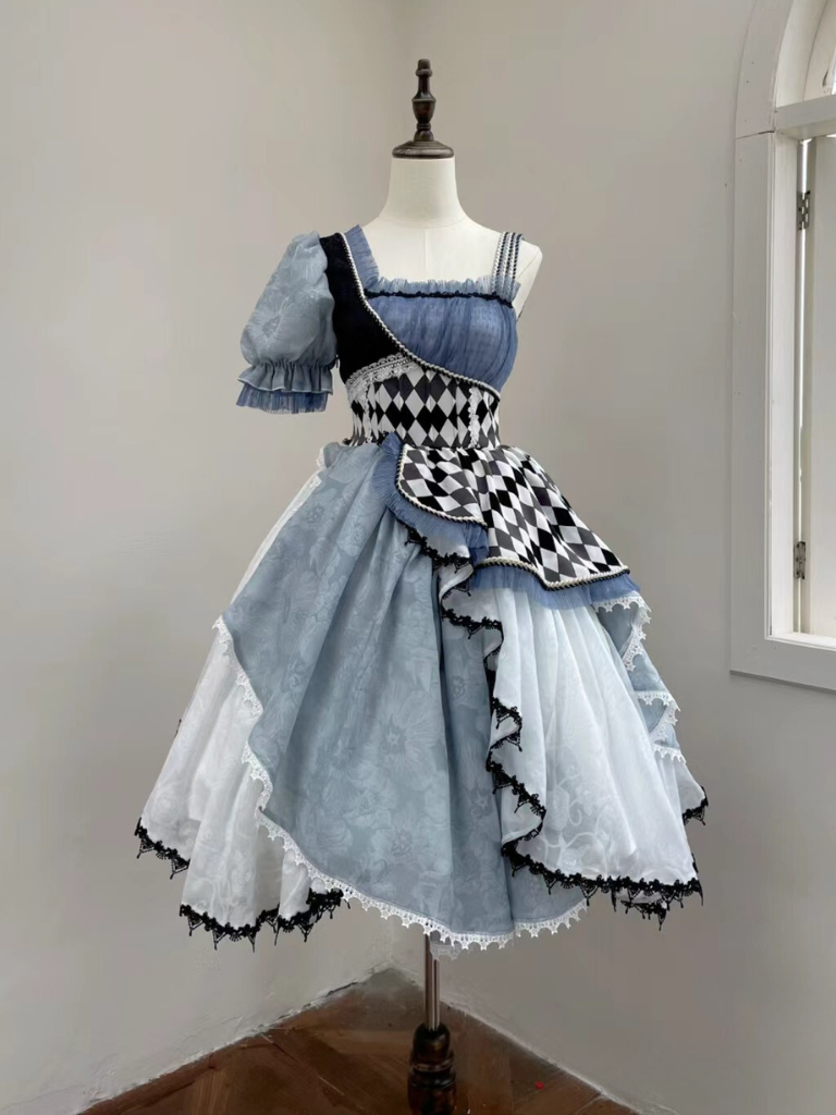 Asymmetrisches Karokleid „Alice im Wunderland“