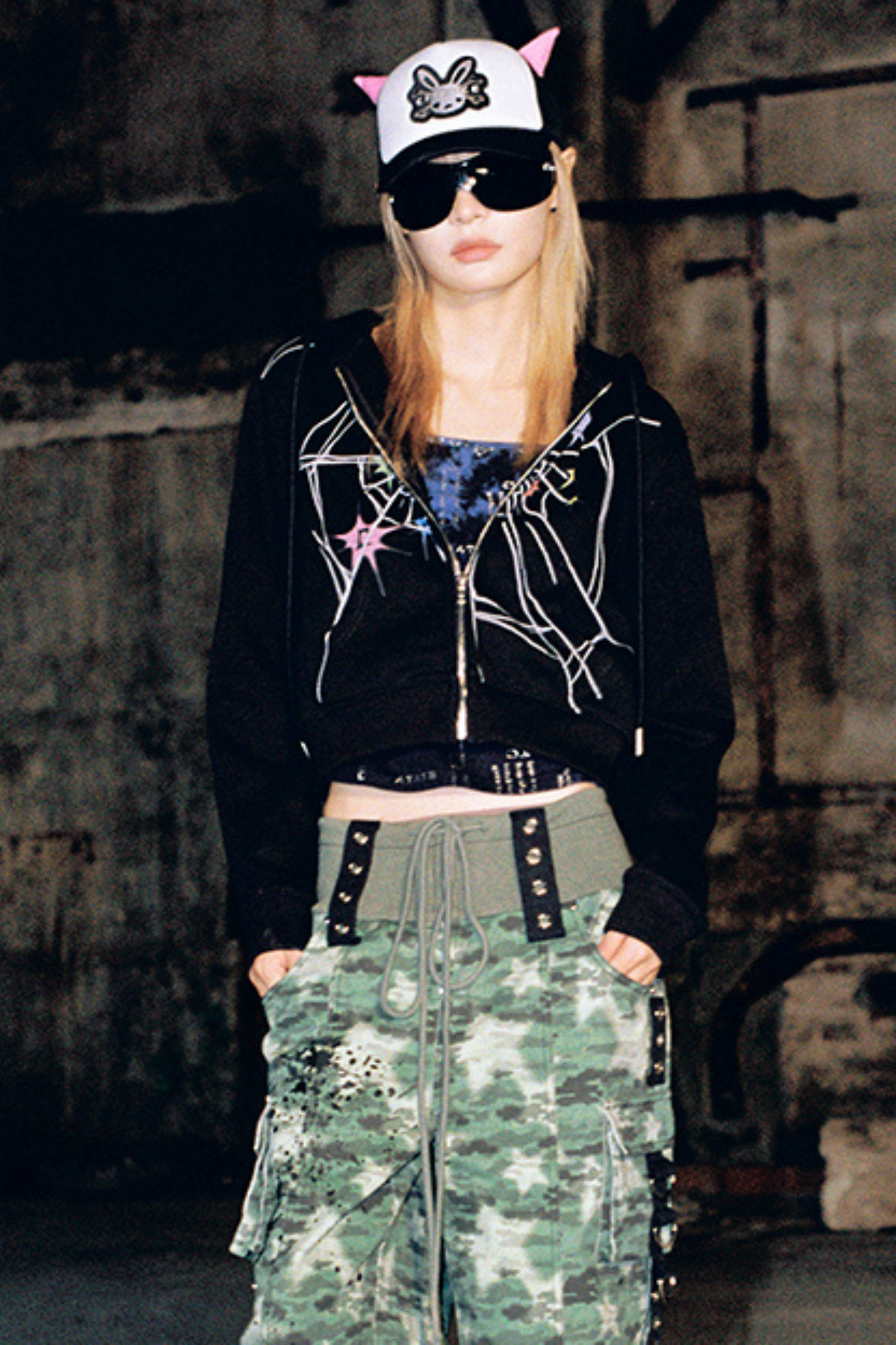 Devil Pointed Crackle Hooded Short Sweatshirt
