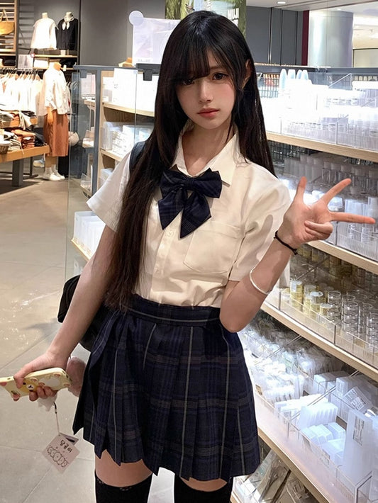 Kurzes Preppy-JK-Shirt im Stil der Uniform mit weißen Ärmeln
