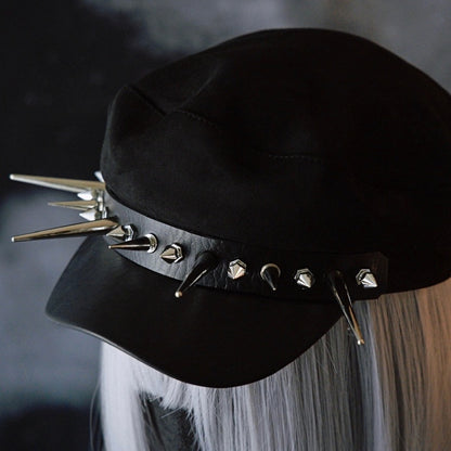 Gothic Baskenmütze mit Nieten in Schwarz