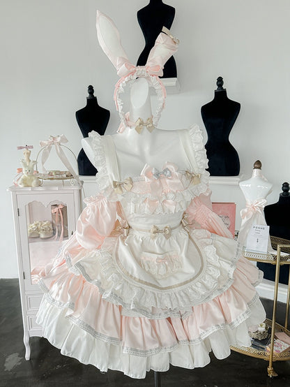 Robe bouffante sans bretelles à volants et taille basque, tablier blanc et rose