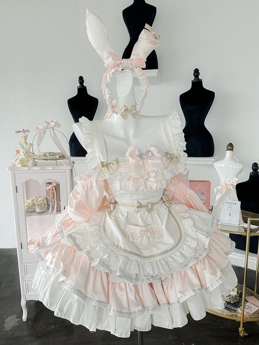 Robe bouffante sans bretelles à volants et taille basque, tablier blanc et rose