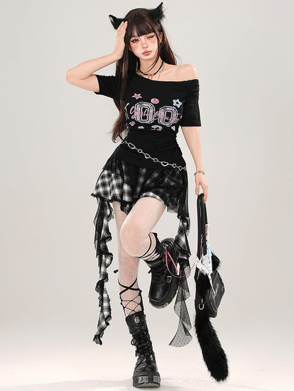 Schwarz/weißes Slim-Fit-T-Shirt mit Grafik und gerüschter Taille und asymmetrischem Ausschnitt