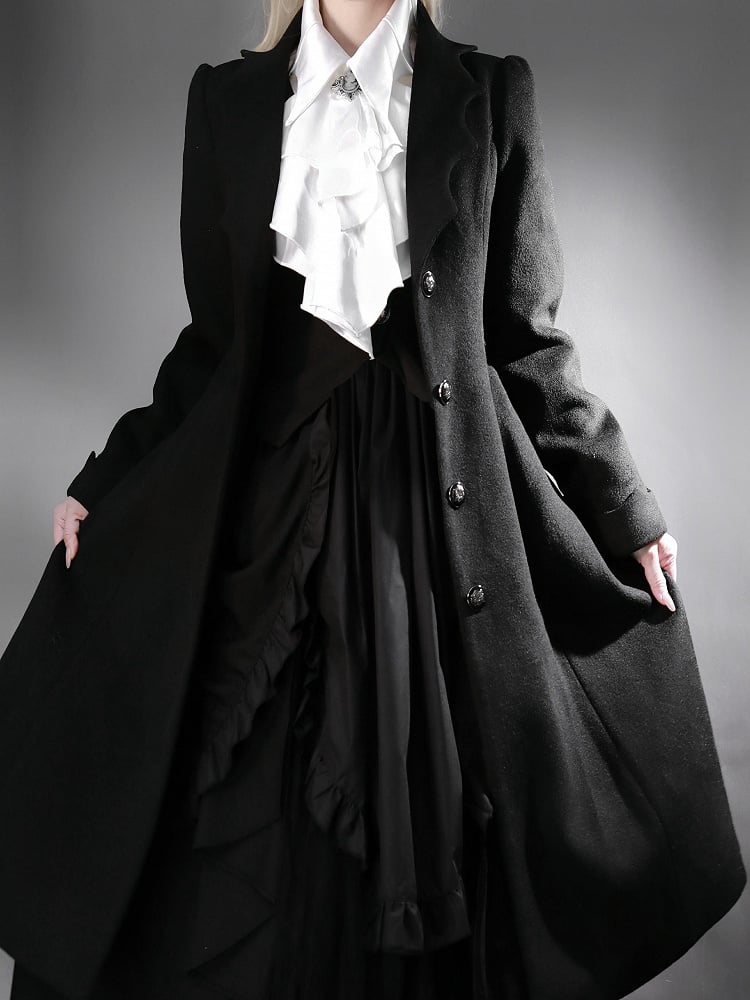 Schwarzer Gothic-Lolita-Mantel mit geschwungenem Kragen und Fledermausflügeln