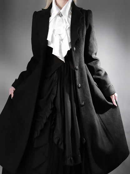 Schwarzer Gothic-Lolita-Mantel mit geschwungenem Kragen und Fledermausflügeln