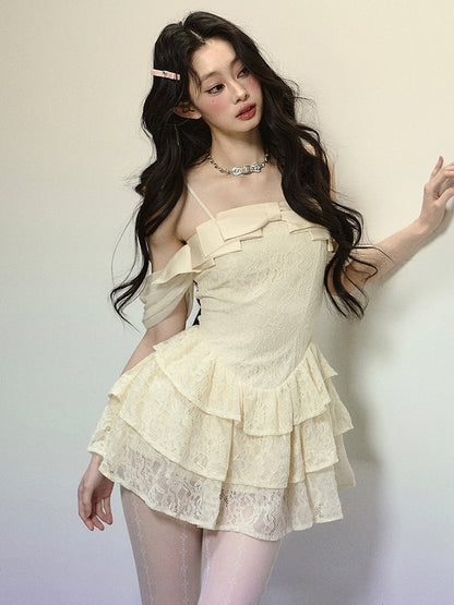 Mini-robe en dentelle à volants et nœud abricot