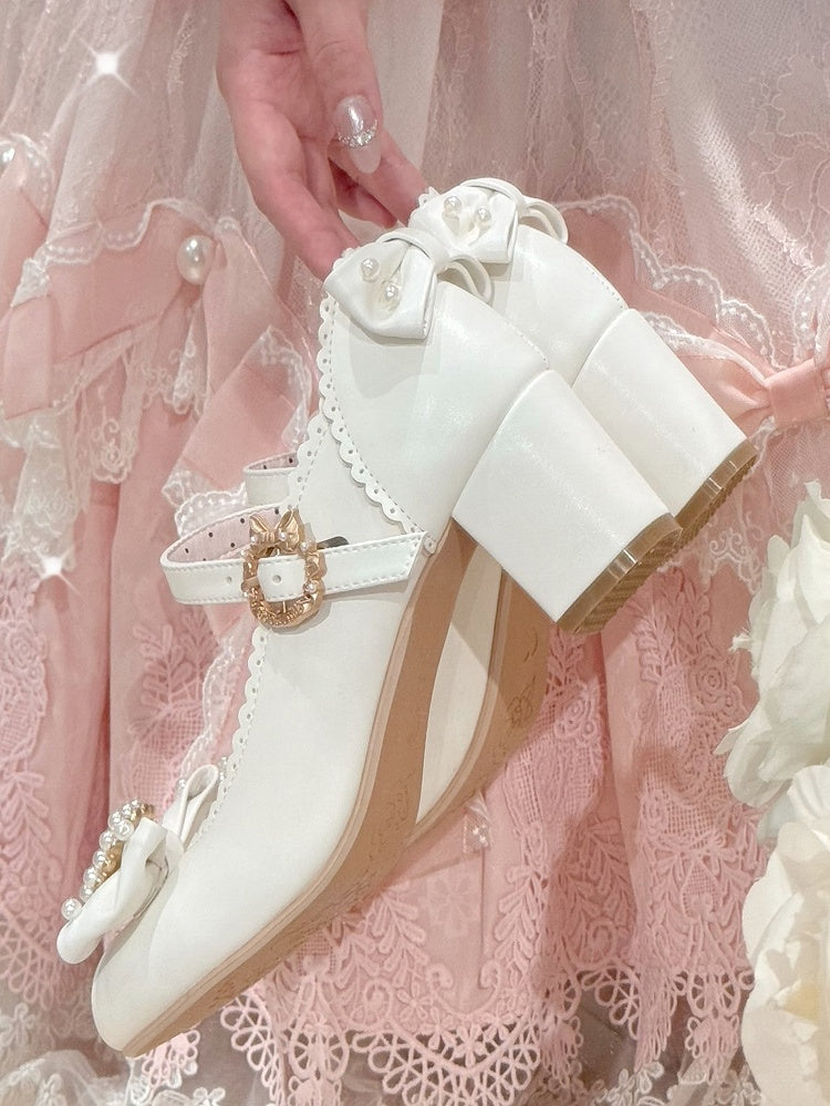 Runde Lolita-Schuhe mit Mary-Toe-Dekor und Strasssteinen in Weiß und mit Perlen verziert