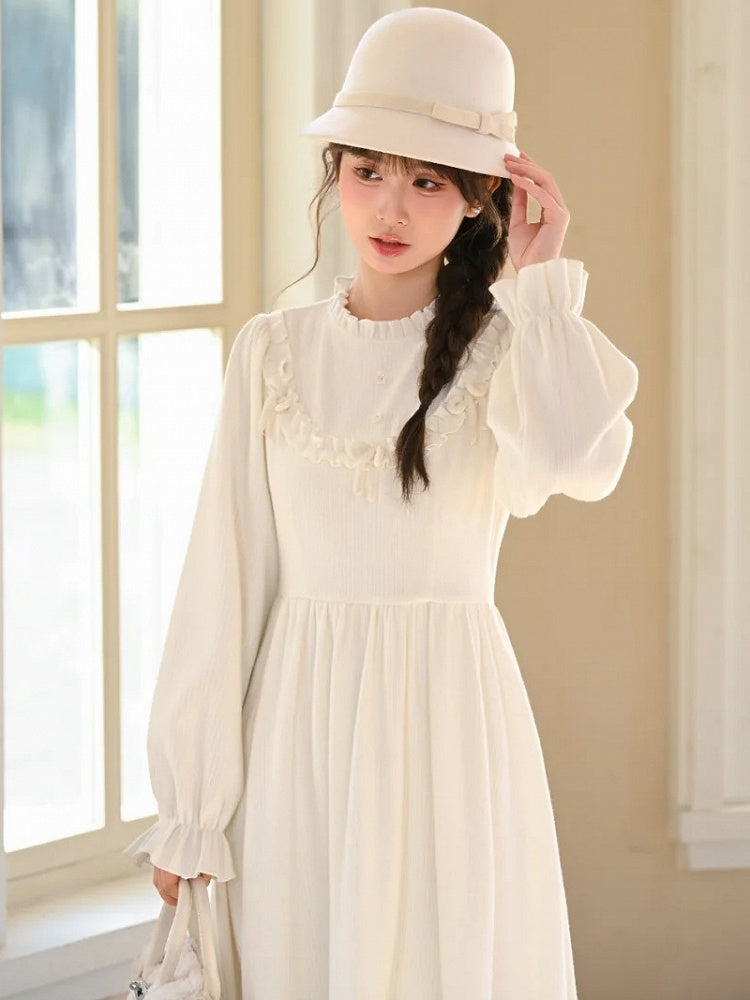Robe à manches longues et col à volants avec nœud blanc