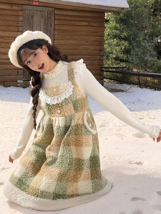 Robe salopette en polaire à carreaux avec détails floraux verts et bordure en dentelle et poches