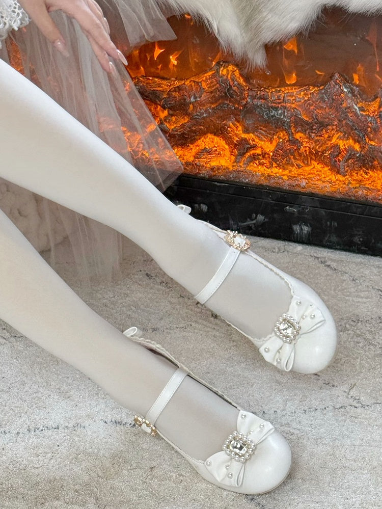 Runde Lolita-Schuhe mit Mary-Toe-Dekor und Strasssteinen in Weiß und mit Perlen verziert