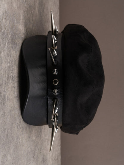 Gothic Baskenmütze mit Nieten in Schwarz