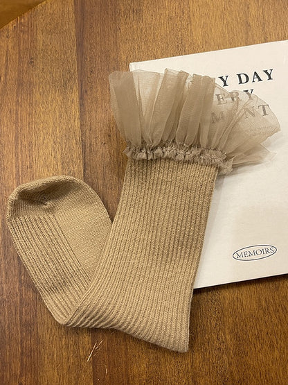 Chaussettes mollet blanches à bordure en dentelle douce