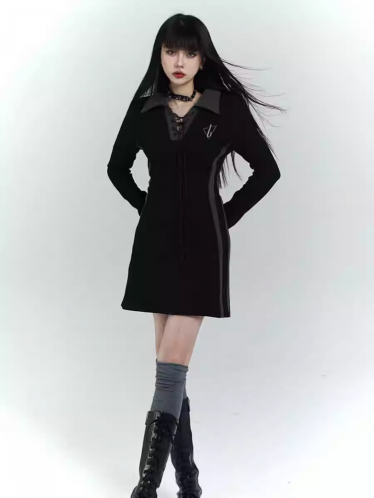 Robe courte noire gothique avec détails à lacets sur le devant