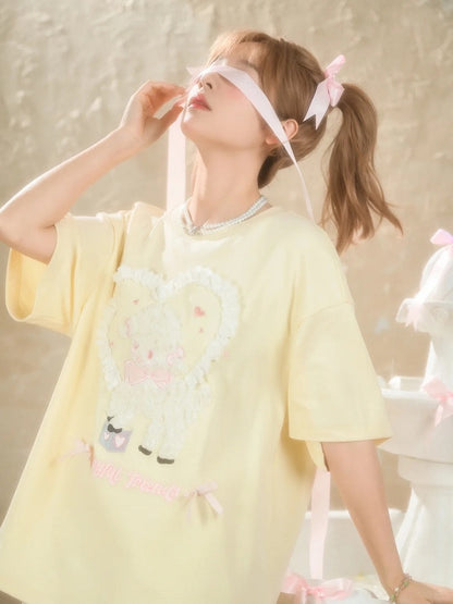Gelbes, lockeres T-Shirt mit Lamm-Applikationen und Rüschenherzen in Creme