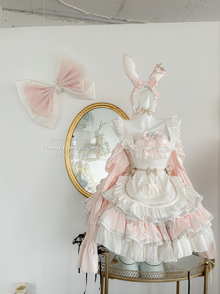 Robe bouffante sans bretelles à volants et taille basque, tablier blanc et rose