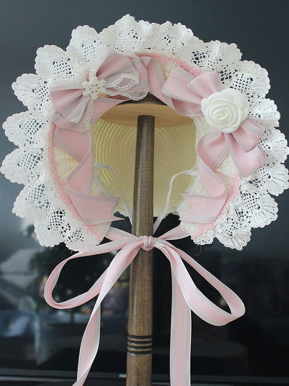 Rosa/blaue Haube mit floralen Schleifendetails und Spitzenbesatz