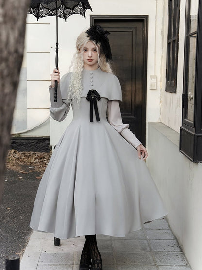 Robe grise élégante à manches longues et cape style gothique lolita