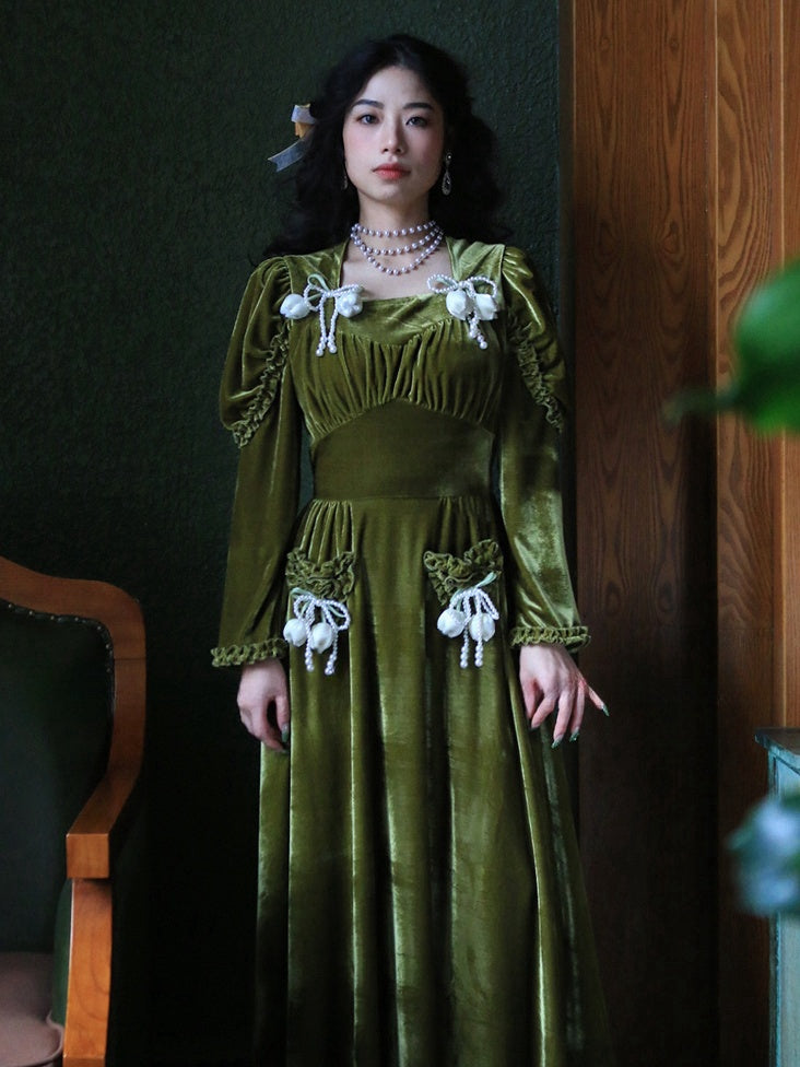 Robe vintage en velours vert foncé à taille haute et décolleté carré