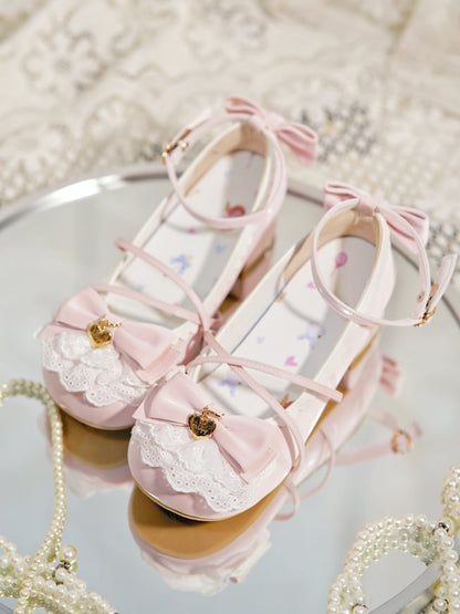 Baby an der Spitze, kreuz und quer, Herz, Schleife, rosa Besatz, Charm-Design, Spitze