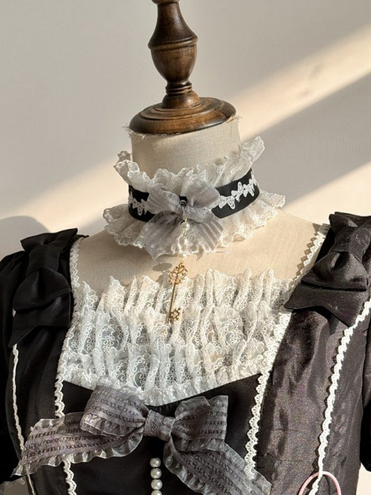 Schwarzer süßer Lolita-Halsreif mit Rüschen, Charm-Spitze und Schleifenschlüssel