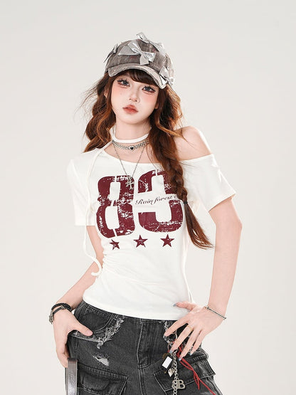 T-Shirt mit asymmetrischem Ausschnitt und Vintage-Zahlendruck, Schwarz/Weiß