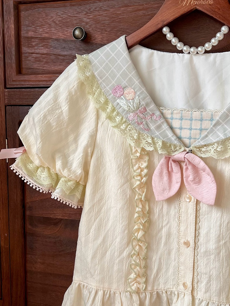 Bluse mit Hasenohren auf der Rückseite und Tulpen-Matrosenkragen und kurzen Ärmeln