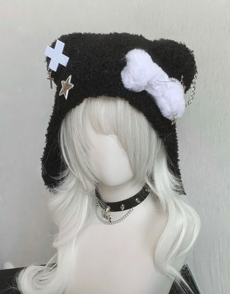 Bonnet en peluche avec oreilles d'ours et croix noires et blanches