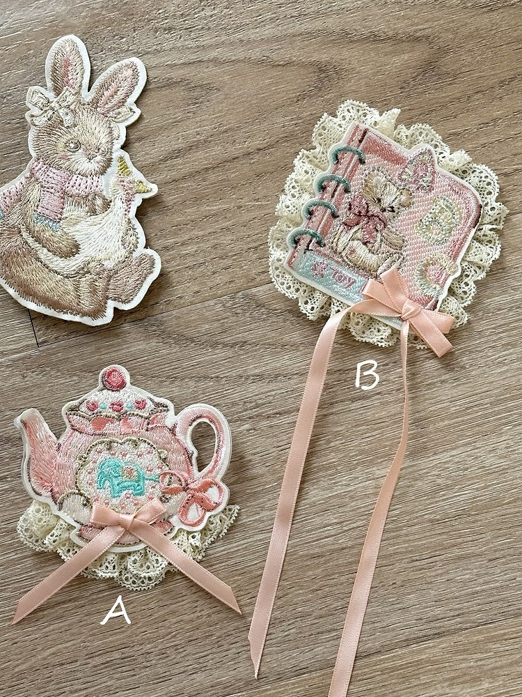 Buch Teekanne Brosche Stickerei /