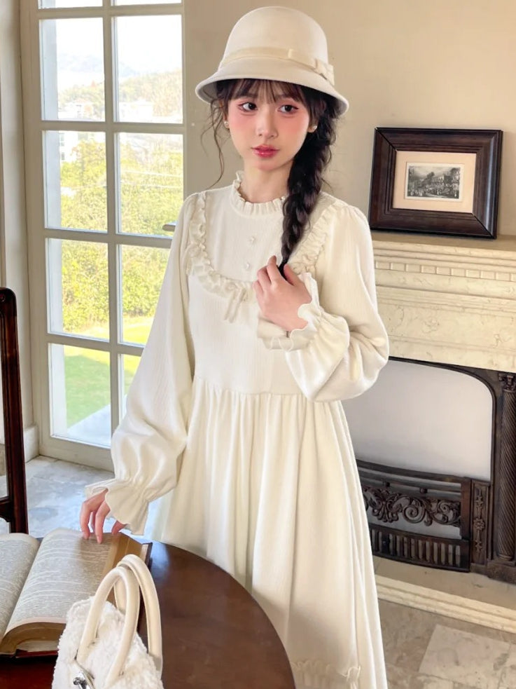 Robe à manches longues et col à volants avec nœud blanc