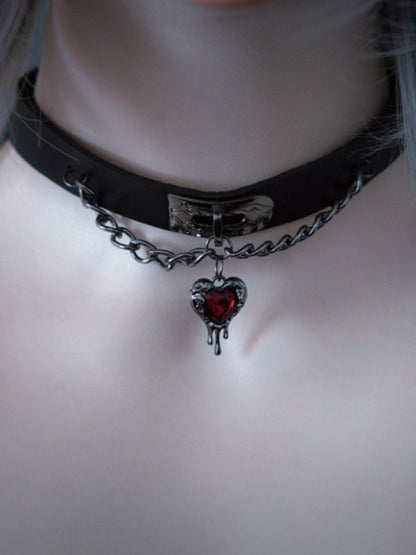 Roter Strass Herzförmiger Choker PU Anhänger Schwarz