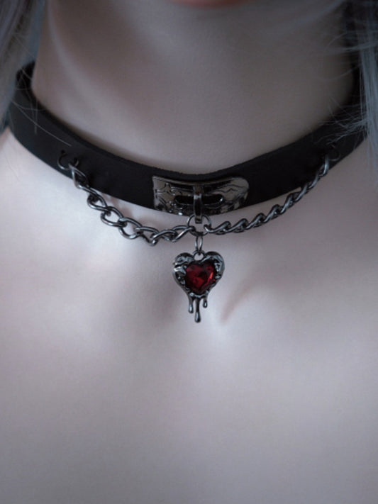 Roter Strass Herzförmiger Choker PU Anhänger Schwarz