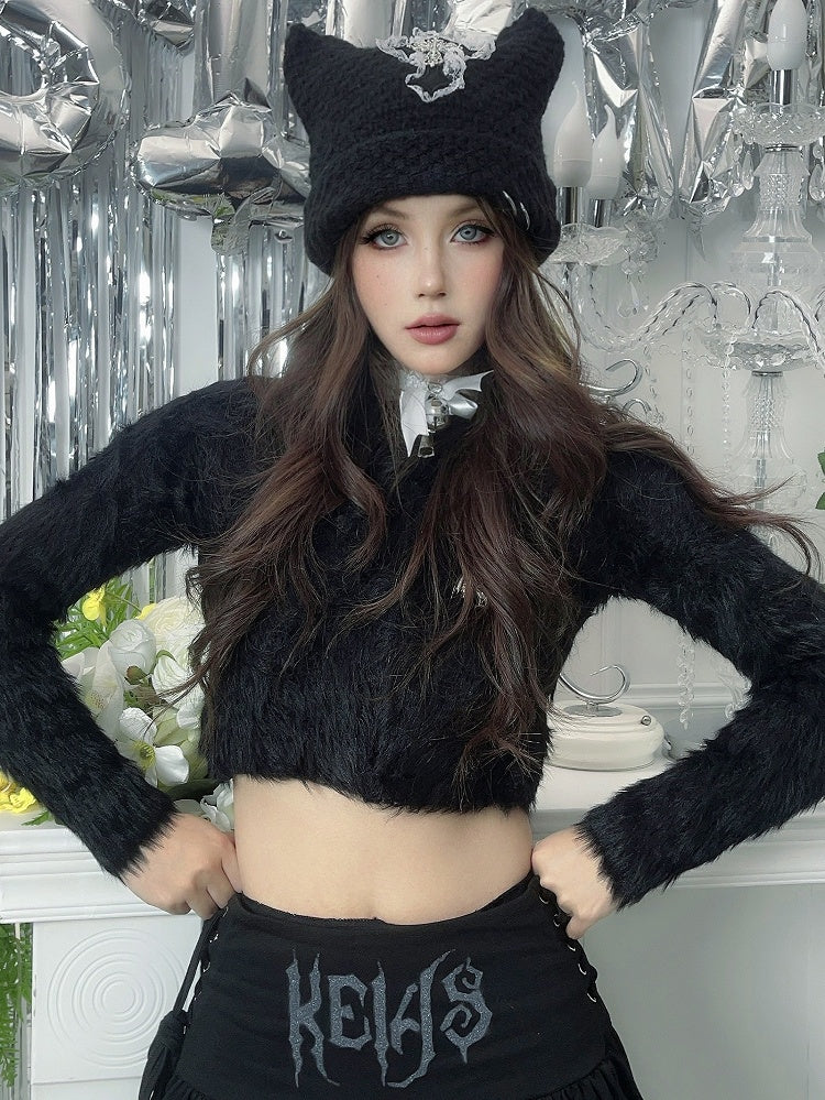 Bonnet en tricot punk avec oreilles de chat noires et patch croisé