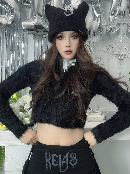 Bonnet en tricot punk avec oreilles de chat noires et patch croisé