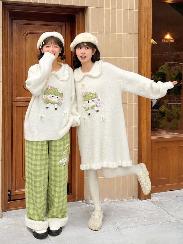 Robe en tricot blanche à col Claudine et appliques d'agneau