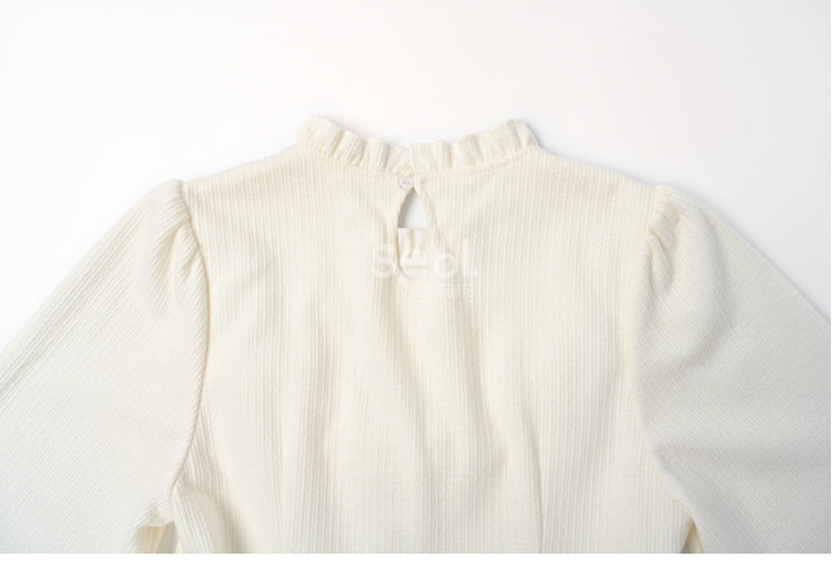 Robe à manches longues et col à volants avec nœud blanc