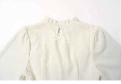 Robe à manches longues et col à volants avec nœud blanc