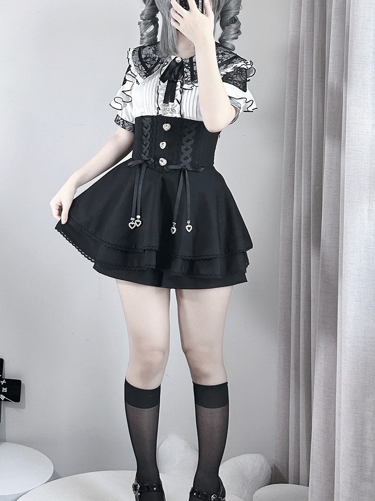 Jirai Kei – Weiße Bluse mit Doppelschleifenkragen und schwarzen Spitzendetails an den Schultern