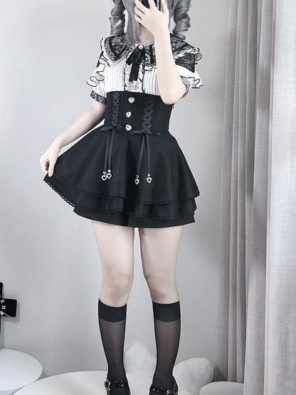 Jirai Kei – Weiße Bluse mit Doppelschleifenkragen und schwarzen Spitzendetails an den Schultern