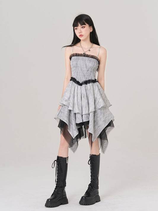 Robe camisole vintage grise à ourlet mouchoir et bordure en dentelle à volants
