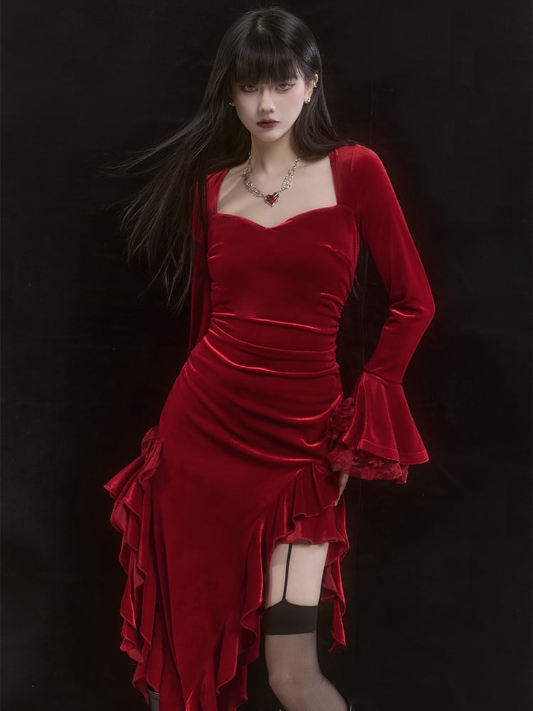 Robe en velours rouge à manches cloche et ourlet asymétrique à volants